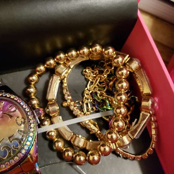 Betsey Johnson Watch and set of 5 bracelets - Picture 12 of 15
